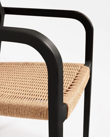 Silla Better de madera maciza de acacia acabado negro mate y cuerda de papel beige