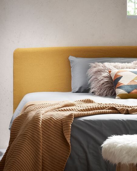 Cama desenfundable Dyla mostaza con patas de madera maciza de haya 90 x 190 cm