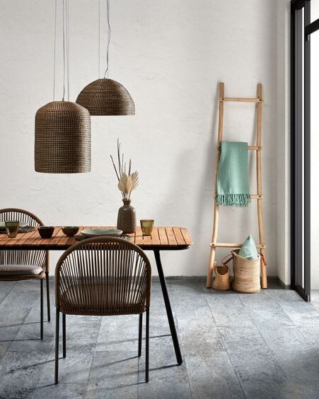 Mesa Soumaya 180 x 90 cm de madera maciza de acacia patas de acaero acabado negro FSC 100%