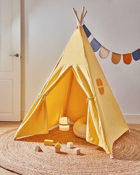 Tipi Darlyn 100% algodón mostaza y patas de madera maciza de pino