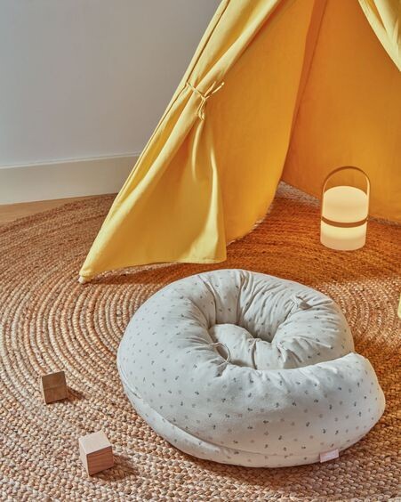 Tipi Darlyn 100% algodón mostaza y patas de madera maciza de pino