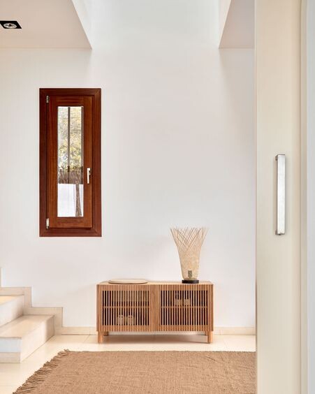 Banco Beyla con 2 puertas de madera maciza y chapa de roble 98,5 cm FSC 100%
