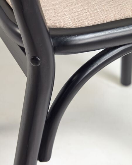 Silla Doriane de madera maciza de olmo acabado lacado negro y asiento de tela