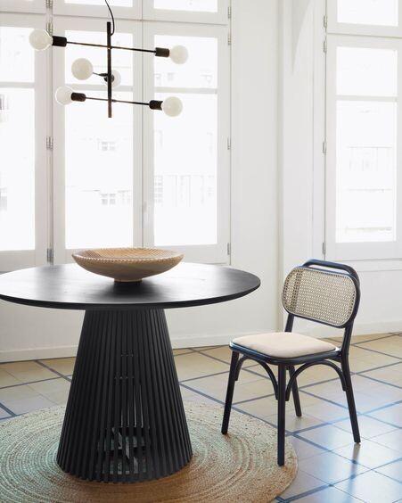 Silla Doriane de madera maciza de olmo acabado lacado negro y asiento de tela