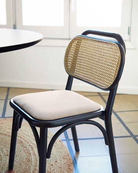 Silla Doriane de madera maciza de olmo acabado lacado negro y asiento de tela