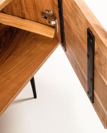 Mueble TV Delsie de madera maciza de acacia y patas de acero acabado negro 147 x 50 cm