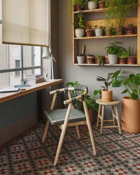 Silla Majela de madera maciza de eucalipto acabado efecto roble y cuerda verde FSC 100%