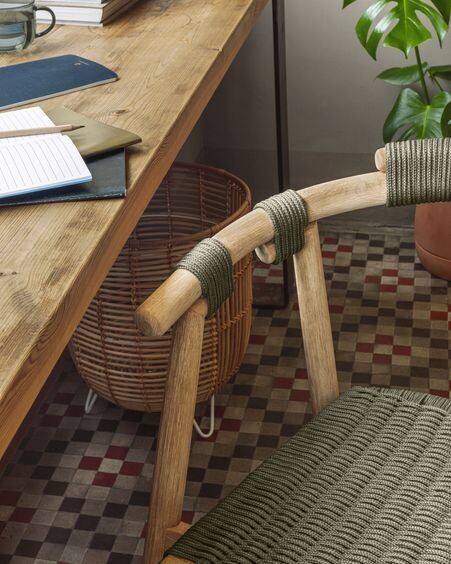 Silla Majela de madera maciza de eucalipto acabado efecto roble y cuerda verde FSC 100%