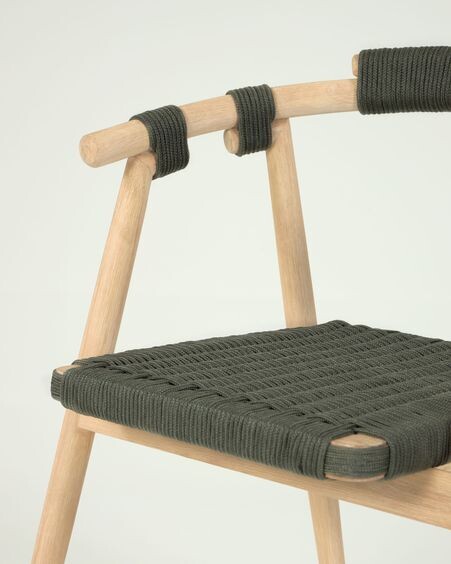 Silla Majela de madera maciza de eucalipto acabado efecto roble y cuerda verde FSC 100%