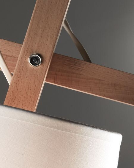 Lámpara de pie Kosta de madera maciza de haya y acero con acabado blanco
