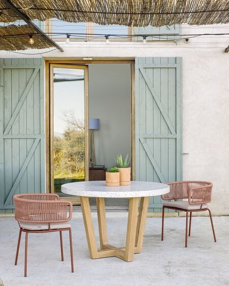 Mesa redonda Shanelle de terrazo blanco y madera maciza de acacia Ø 120 cm