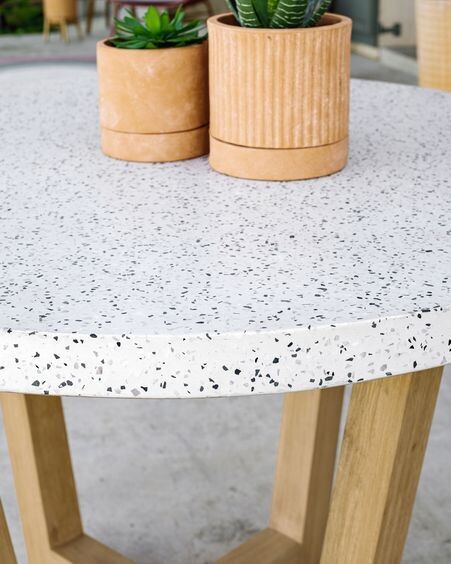 Mesa redonda Shanelle de terrazo blanco y madera maciza de acacia Ø 120 cm