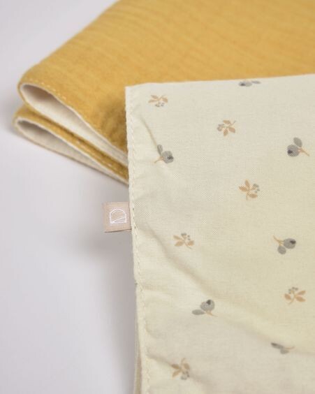 Set Yamile de 2 mini toallas algodón orgánico (GOTS) mostaza y beige con hojas multicolor