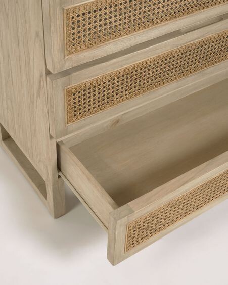 Cómoda Rexit 4 cajones madera maciza y chapa mindi con ratán 90 x 93 cm