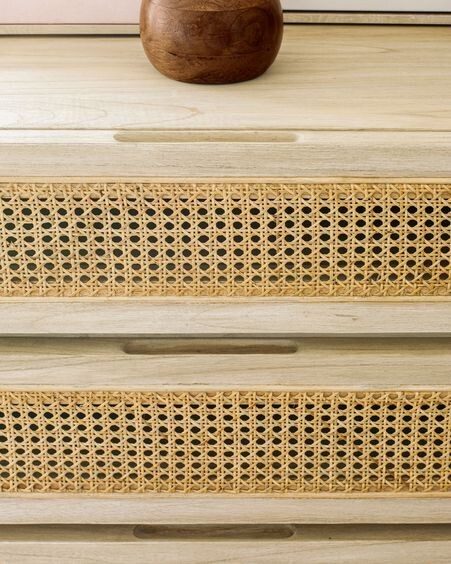 Cómoda Rexit 4 cajones madera maciza y chapa mindi con ratán 90 x 93 cm