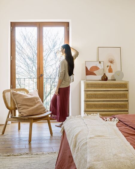 Cómoda Rexit 4 cajones madera maciza y chapa mindi con ratán 90 x 93 cm