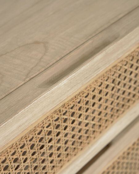 Cómoda Rexit 4 cajones madera maciza y chapa mindi con ratán 90 x 93 cm