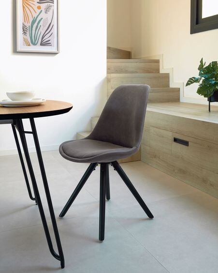 Silla Ralf piel sintética gris oscuro y patas de madera maciza de haya acabado negro