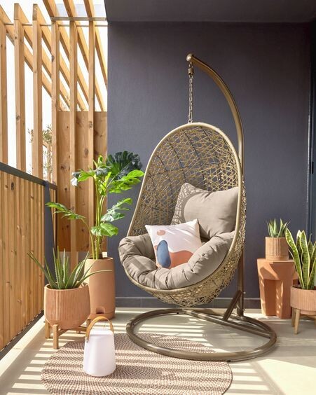 Sillón colgante con pie Florina marrón