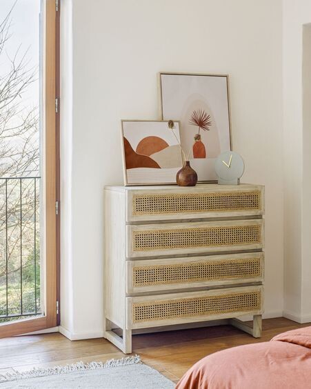 Cómoda Rexit 4 cajones madera maciza y chapa mindi con ratán 90 x 93 cm