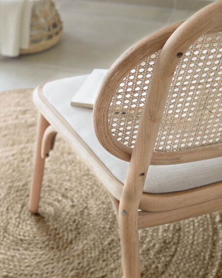 Sillón Doriane madera maciza roble acabado natural y asiento de tela