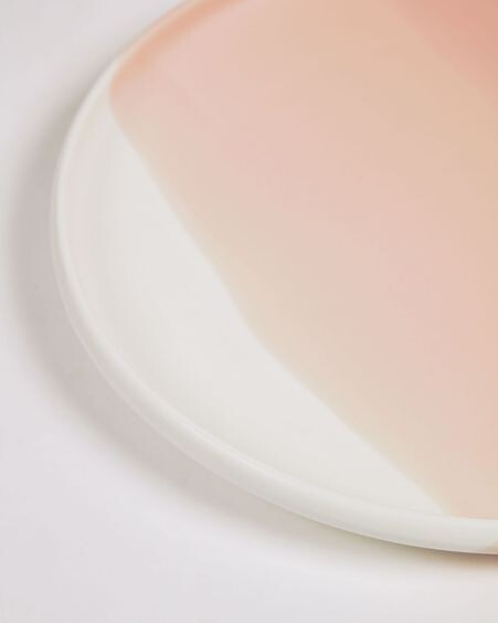 Plato plano Sayuri de porcelana rosa y blanco
