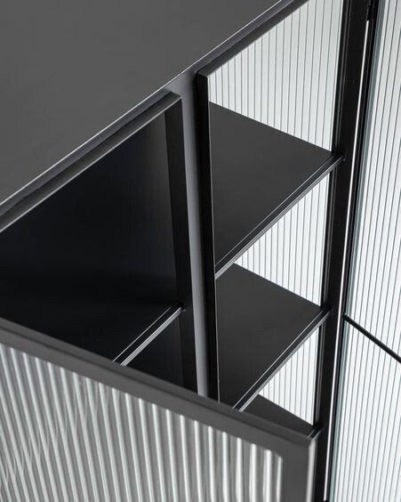 Vitrina Trixie acero con acabado negro 70 x 143 cm
