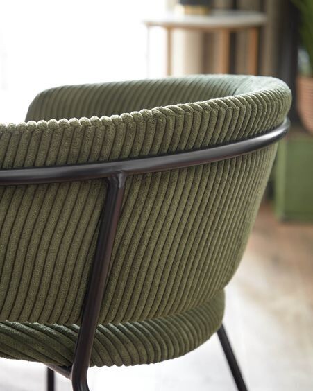 Silla Runnie de pana gruesa verde oscuro con patas de acero acabado pintado negro