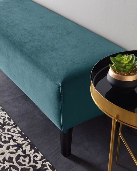 Banqueta Dyla terciopelo turquesa y madera maciza de haya 111 cm