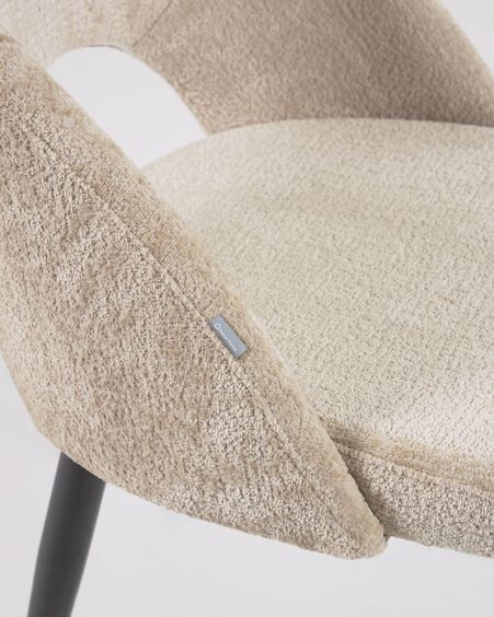 Silla Mael de chenilla beige y patas de acero con acabado negro