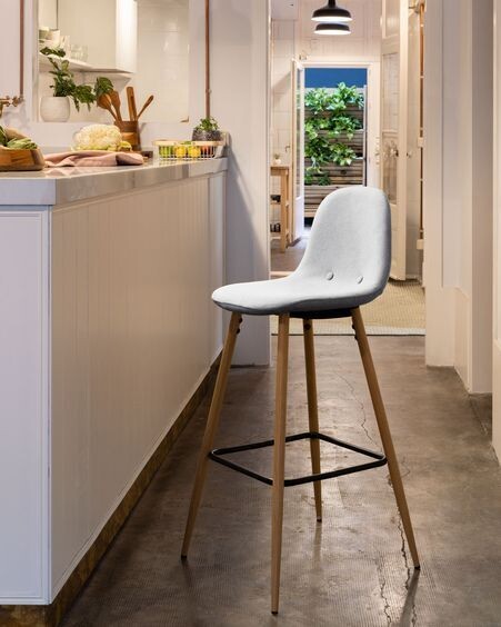 Taburete Nolite gris claro y acero con efecto madera altura 65 cm