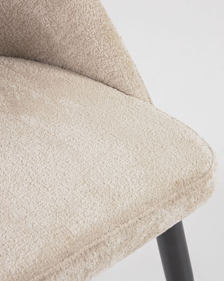Silla Mael de chenilla beige y patas de acero con acabado negro