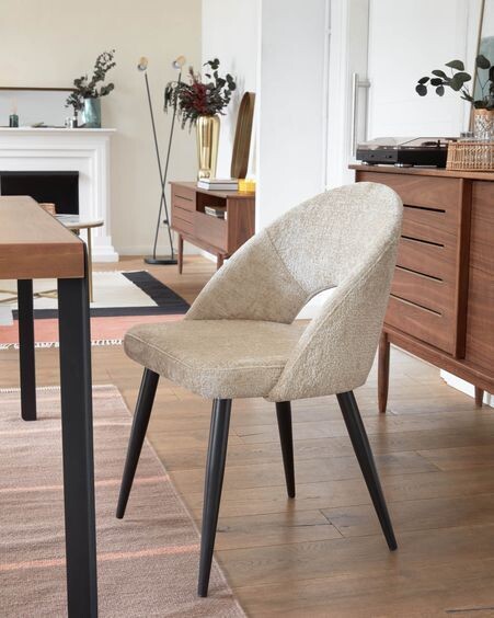 Silla Mael de chenilla beige y patas de acero con acabado negro