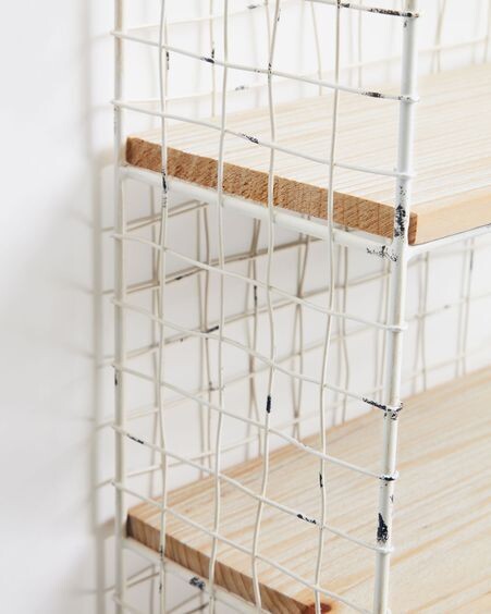 Estantería de pared Deland de madera maciza de abeto y acero con acabado blanco 30 x 50 cm