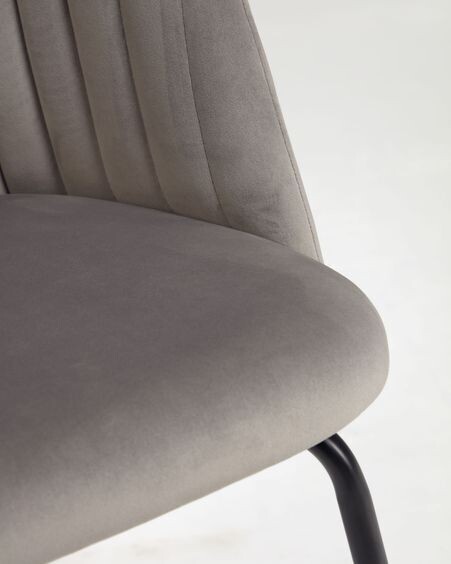 Silla Lumina terciopelo gris claro patas acero acabado negro