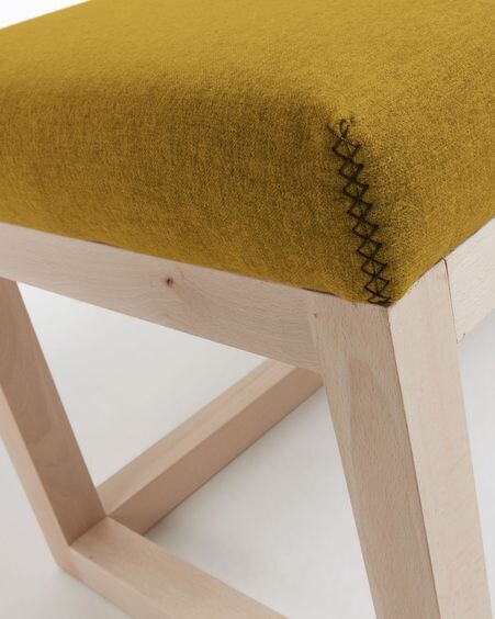 Banqueta Loya mostaza de madera maciza de haya 128 cm