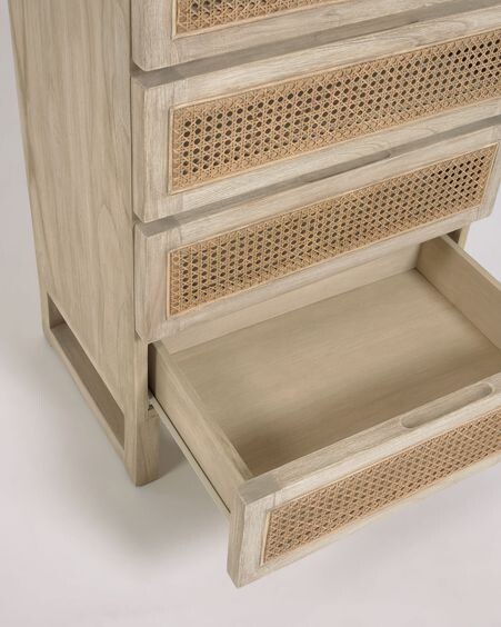 Cómoda Rexit 5 cajones madera maciza y chapa mindi con ratán 60 x 113 cm