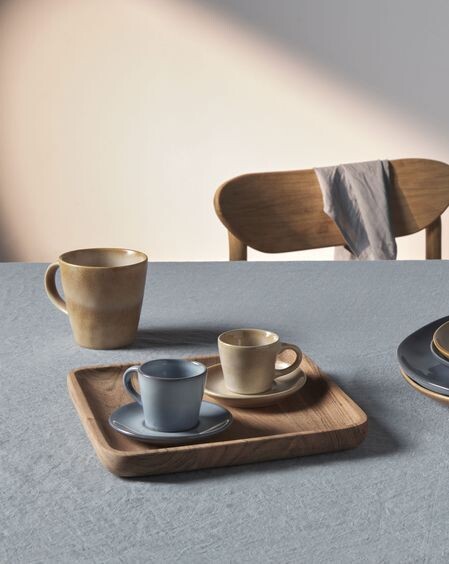 Taza de café Airena con plato de cerámica azul