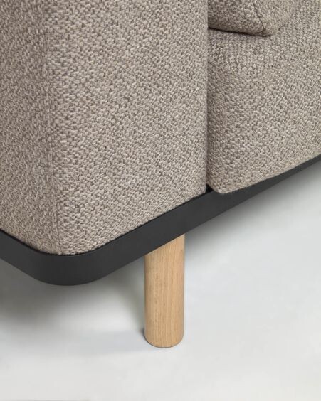 Sofá Noa 3 plazas con cojines beige patas acabado natural 230 cm