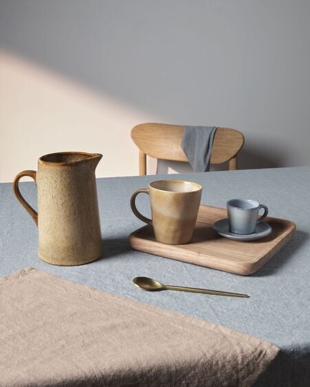 Taza de café Airena con plato de cerámica azul