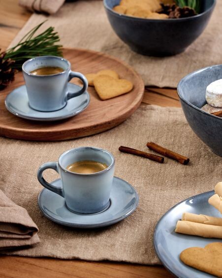 Taza de café Airena con plato de cerámica azul