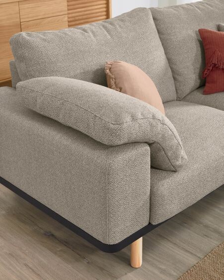 Sofá Noa 3 plazas con cojines beige patas acabado natural 230 cm