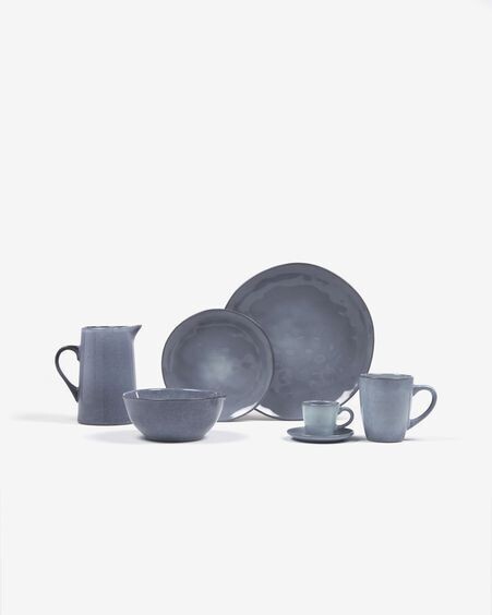 Taza de café Airena con plato de cerámica azul