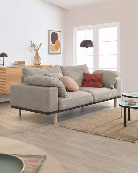 Sofá Noa 3 plazas con cojines beige patas acabado natural 230 cm