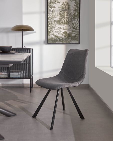 Silla Alve gris oscuro y patas de acero con acabado negro