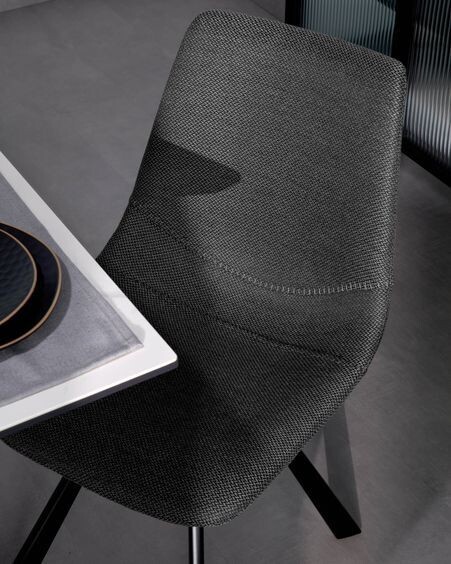 Silla Alve gris oscuro y patas de acero con acabado negro