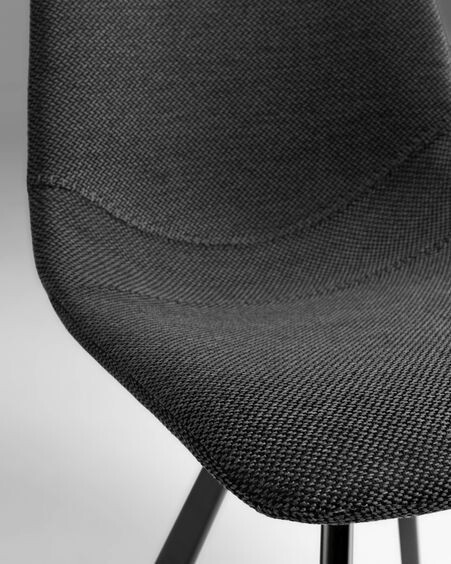 Silla Alve gris oscuro y patas de acero con acabado negro