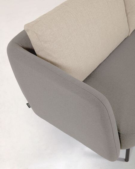 Sofá Walkyria 3 plazas gris con cojines beige y patas de metal acabado negro 195 cm