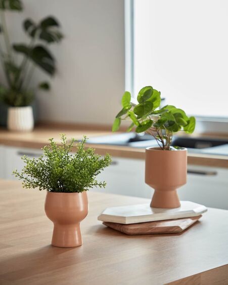 Planta artificial Myriophyllum con maceta de cerámica rosa 21,6 cm
