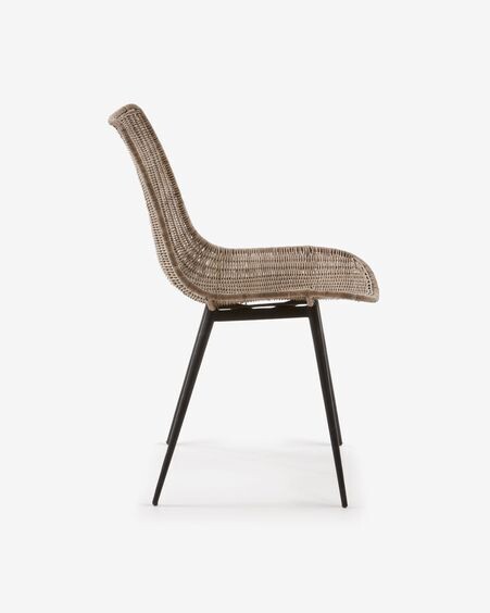 Silla Equal de ratán y patas de acero acabado negro